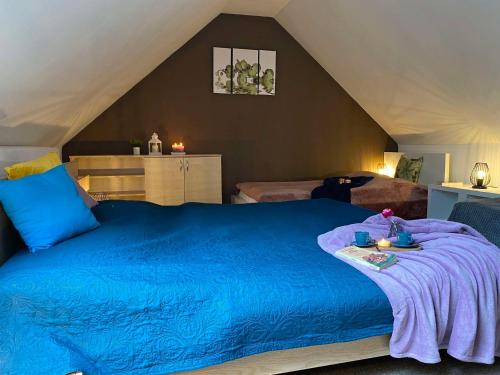 una camera con letto blu in tenda di Apartman TULANIE 58 Kamzik Donovaly 2 IZBOVY Mezonet Deluxe parkovanie v podzemnej garáži ZDARMA a Donovaly
