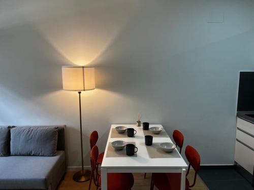 ein Zimmer mit einem Tisch mit Stühlen und einem Sofa in der Unterkunft Exyca Plaza Castilla in Madrid