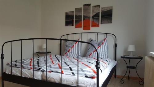 una camera con letto con struttura in metallo di Ferienwohnung Elfriede a Papenburg