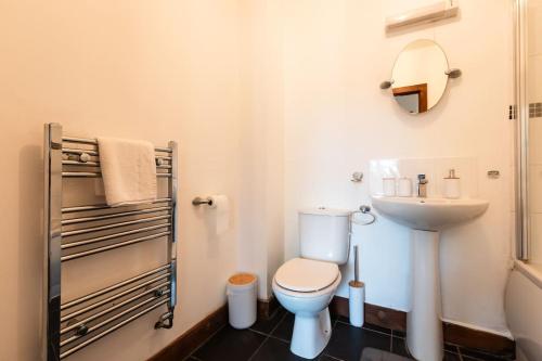 a bathroom with a toilet and a sink at Highland - 2 Bedroom Flat with Parking in Southampton
