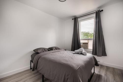 - une chambre avec un lit et une fenêtre dans l'établissement 2 bedroom apartment - 1005, à Montréal