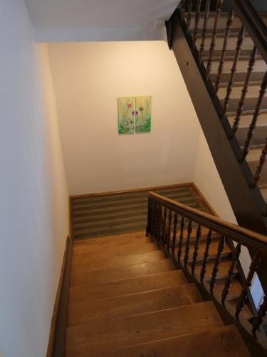 una scala in una casa con un dipinto sul muro di Historische Villa im Herzen Rankweils a Rankweil