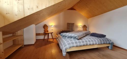 a bedroom with two beds in a attic at Schönste Ferienwohnung mit Panoramablick in Ftan im Unterengadin in Ftan