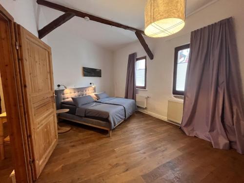 a bedroom with a bed and a couch in it at Ferienwohnung Unterm Schloß in Neustadt an der Weinstraße