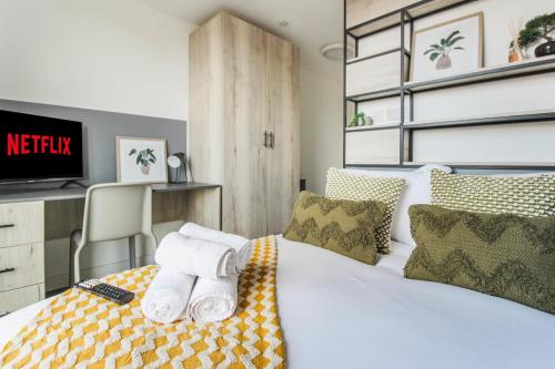 A bed or beds in a room at The Nest LE1