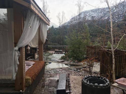 a backyard with a pond and a house with a mountain at Loft del Rio in Cajon del Maipo