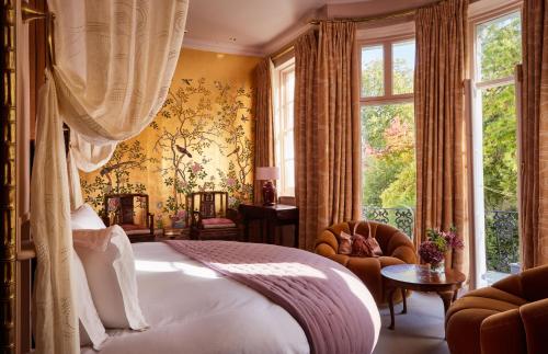 sypialnia z łóżkiem i dużym oknem w obiekcie The Portobello Hotel w Londynie