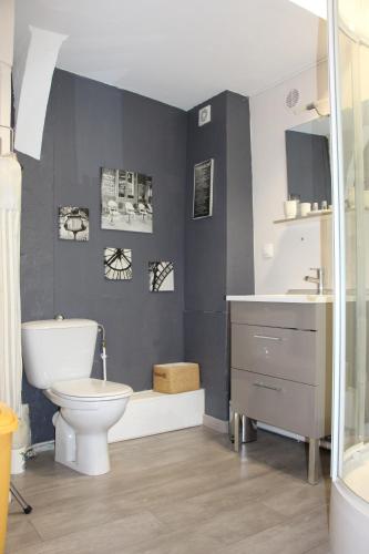 une salle de bain avec toilettes et lavabo dans l'établissement BEGUINES, à Chartres