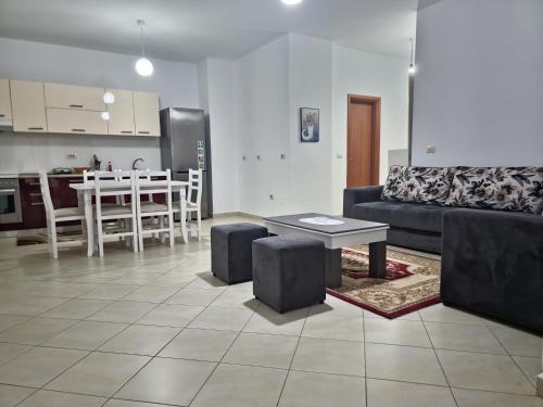 salon z kanapą i stołem w obiekcie Siar Apartment w Tiranie