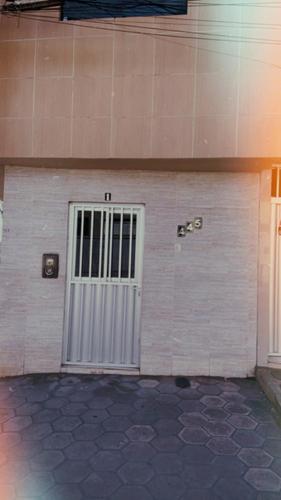 een gebouw met een deur met een hek erop bij Apê da VAN acomoda até 7 pessoas in Garanhuns
