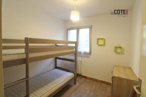 a room with two bunk beds and a window at LE CORVETTE 1 - 4 COUCHAGES in Carry-le-Rouet