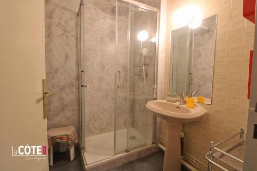 a bathroom with a shower and a sink at LE CORVETTE 1 - 4 COUCHAGES in Carry-le-Rouet