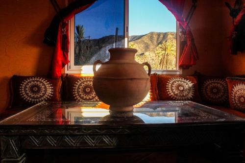 阿加迪爾的住宿－gite rurale Sousse paradis Vallée，坐在窗前桌子上的花瓶