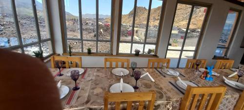 comedor con mesa y vistas a las montañas en Casa Adriano & Filomena, en Portela