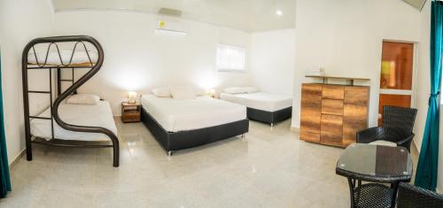 Bonda的住宿－Finca de Nosotros，一间卧室配有两张床和一张双层床。