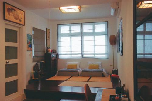 sala de estar con sofá y ventana en 似層-宜蘭夜市旁老屋包棟民宿-臉書訂房兩人3000元 en Yilan City