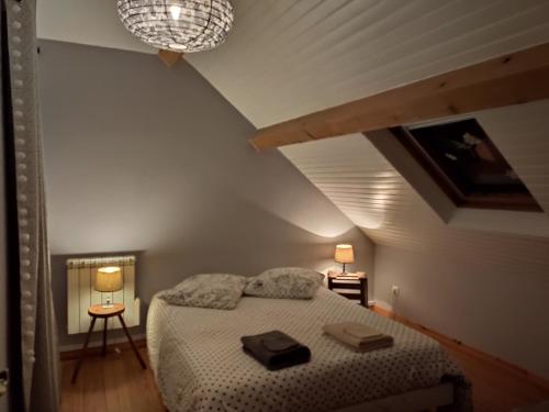 Postel nebo postele na pokoji v ubytování Appartement douillet avec vue sur les montagnes