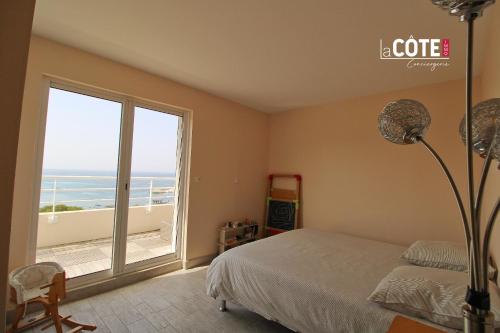 sypialnia z łóżkiem i widokiem na ocean w obiekcie CAP MARINE - 4 COUCHAGES w mieście Carry-le-Rouet