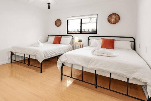 Postel nebo postele na pokoji v ubytování King Suite, 5 Queen beds Spacious Modern Home