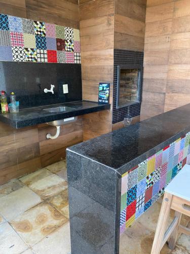 una cocina con una encimera con una pared de mosaico en Casa na praia do francês, en Marechal Deodoro