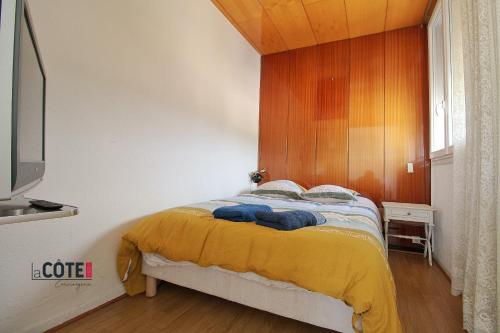 une chambre avec un lit avec des serviettes bleues dessus dans l'établissement Le Briand, à Carry-le-Rouet