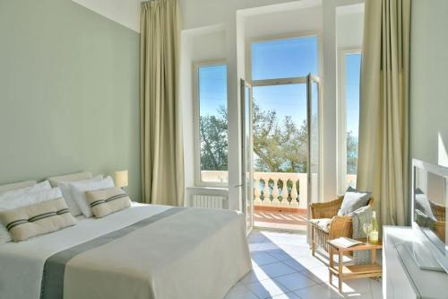 Ένα ή περισσότερα κρεβάτια σε δωμάτιο στο Villa Sorriso mit Pool direkt am Meer