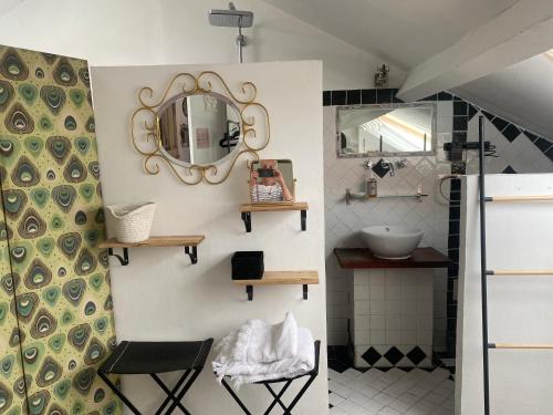 La salle de bains est pourvue d'un miroir et d'un lavabo. dans l'établissement Mamma-Mia, à Calvi