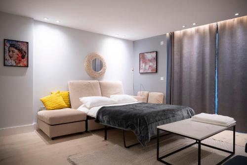 - un salon avec un canapé et une chaise dans l'établissement Stylish 1BR - Bright & Large Living Area w/ Patio, à Londres
