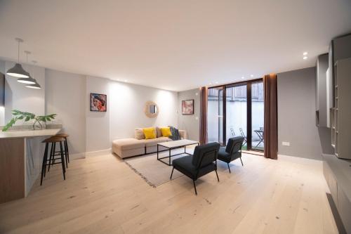 Et sittehjørne på Stylish 1BR - Bright & Large Living Area w/ Patio
