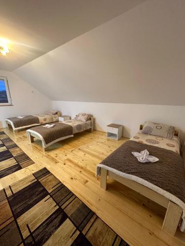 3 posti letto in una camera con pavimenti in legno di Kuca za odmor Suncica a Pale