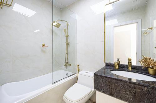 W łazience znajduje się umywalka, toaleta i prysznic. w obiekcie Luxury 1 Bedroom On Marina Walk w Dubaju
