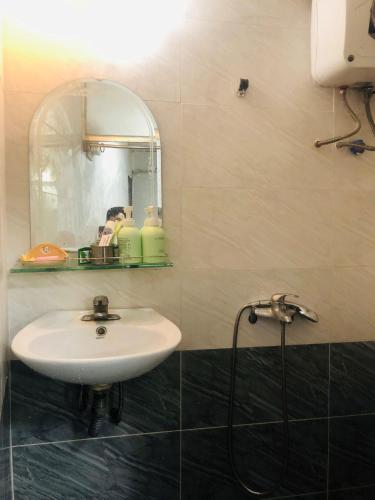 uma casa de banho com um lavatório e um espelho em Head of Old Quater - CHEAP em Hanói