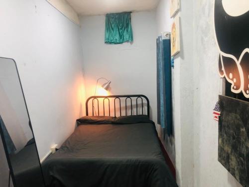 um pequeno quarto com uma cama num quarto em Head of Old Quater - CHEAP em Hanói
