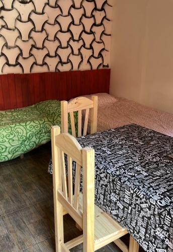 um quarto com uma cama, uma mesa e cadeiras em Leon Ezeiza Apartment em Monte Grande