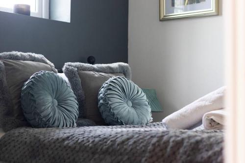 um sofá com almofadas na sala de estar em Blissful 1 bed flat Bedworth em Bedworth