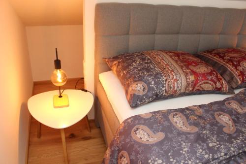 1 dormitorio con 1 cama y mesa auxiliar en Junker's Apartments, en Salzburgo