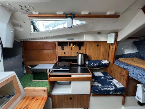 a small kitchen and dining area of a boat at Nuit insolite sur un bateau au Havre in Le Havre