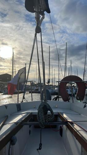 a boat is docked in a harbor with other boats at Nuit insolite sur un bateau au Havre in Le Havre