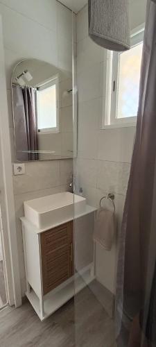 a bathroom with a sink and a mirror at Bellavista cerca de playa in Salou