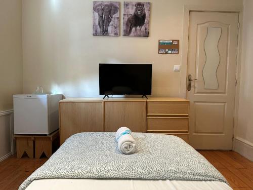a bedroom with a dog toy on a bed at Hostel Brazuca in Porto