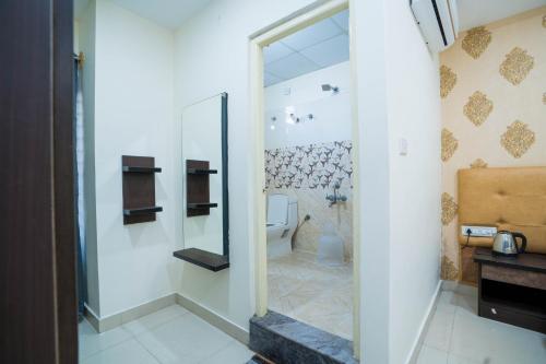 y baño con aseo y espejo. en Hotel Accor Inn, en Bangalore