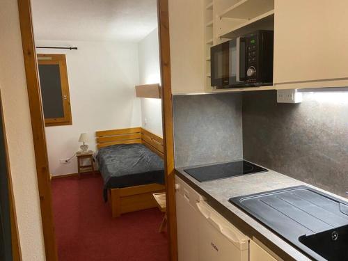 Кухня или мини-кухня в Montchavin vue Mont-Blanc 4 pers
