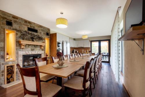 a dining room with a long table and chairs at ВИЛА МАРИНОВИ in Boykovo
