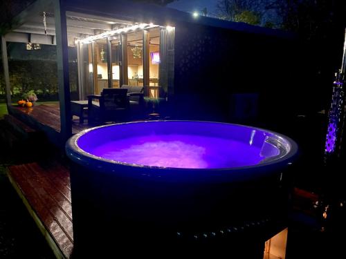 Foto dalla galleria di A tiny house with a garden and a hot tube a Pringi