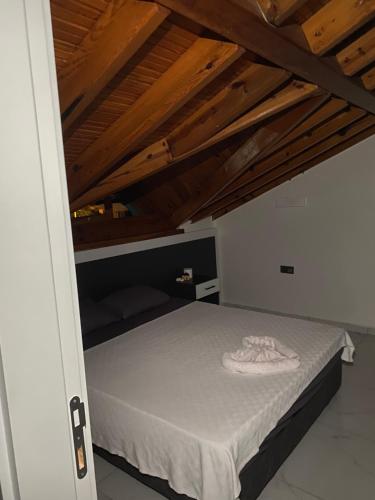 1 dormitorio con 1 cama con techo de madera en Tekirova Dora butik otel, en Kemer
