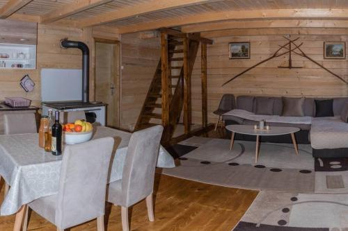 ein Wohnzimmer mit einem Sofa und einem Tisch in der Unterkunft Green Cottage Njegoš 