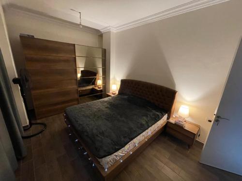 een slaapkamer met een bed en een grote houten deur bij 4S private room in a shared appartment in Caïro