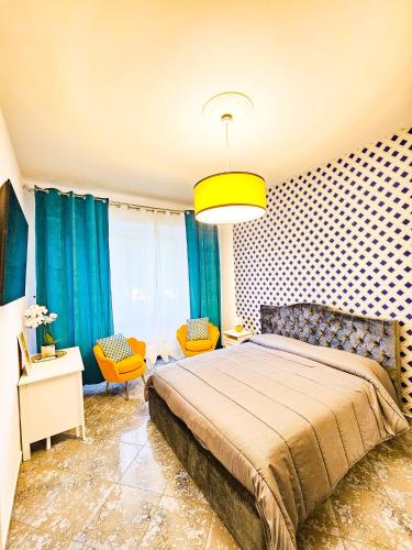 - une chambre avec un grand lit et des rideaux bleus dans l'établissement Residenza Tiffany, à Turin