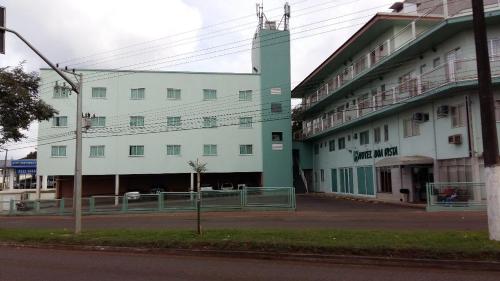 ein großes weißes Gebäude neben einer Straße in der Unterkunft Hotel Boa Vista in Chapecó