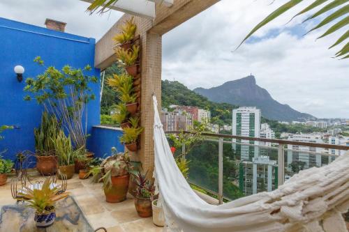 uma rede de descanso numa varanda com vista para a montanha em Cobertura duplex com vista panoramica na Gavea no Rio de Janeiro